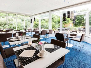 Breakfast, lunch, dinner served; pool views 