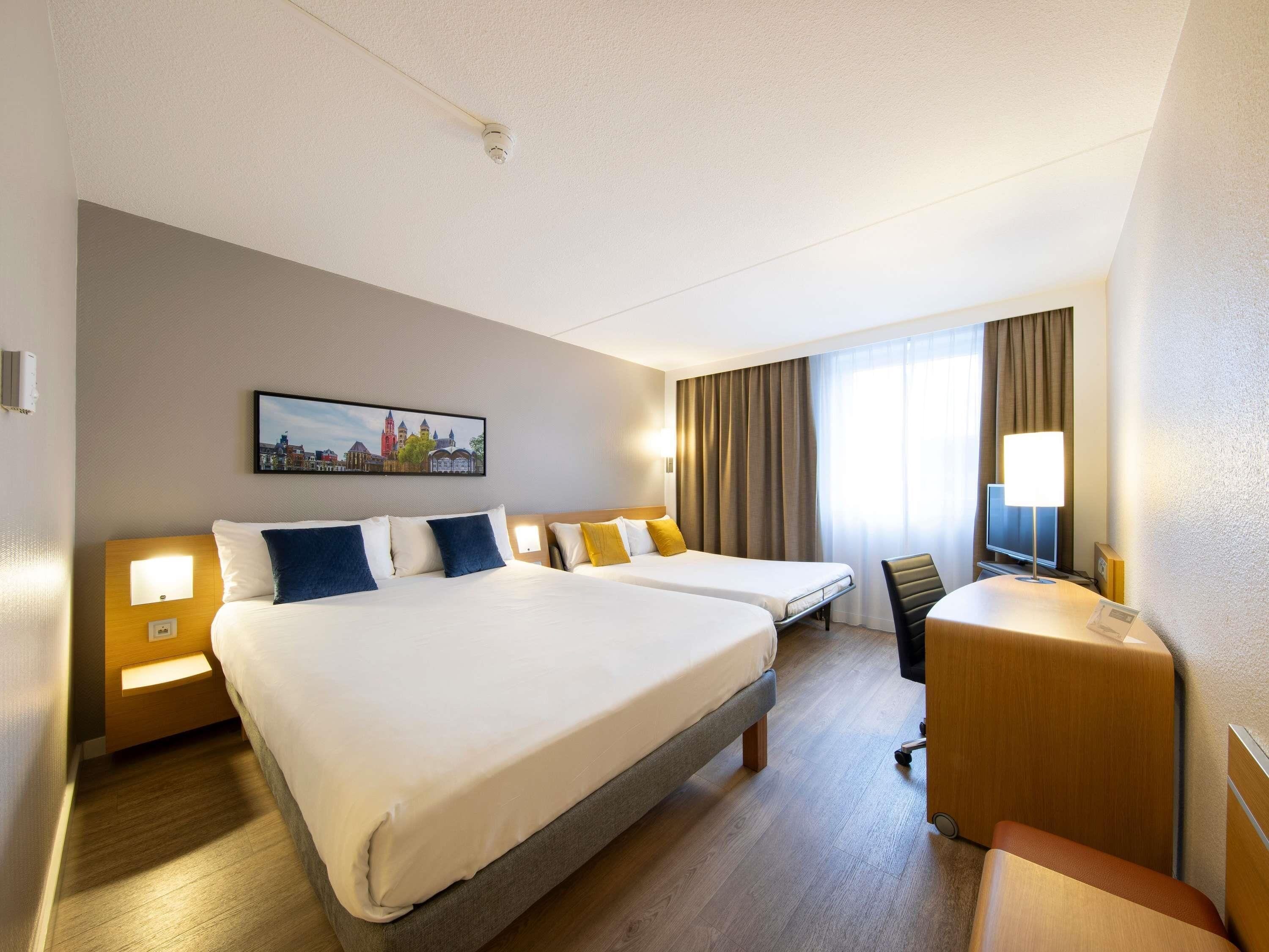 Minibar, safe på rommet, skrivebord og skrivebord for bærbar PC