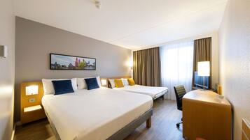 Minibar, safe på rommet, skrivebord og skrivebord for bærbar PC