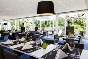 Serveert ontbijt, lunch, diner, uitzicht op het zwembad