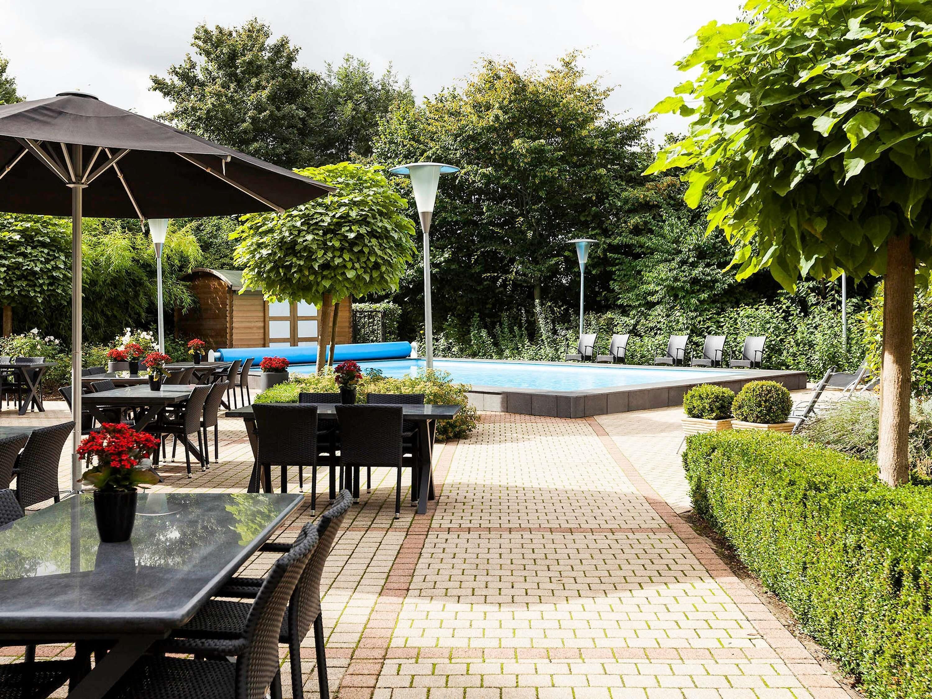 Piscine extérieure (ouverte en saison), parasols de plage