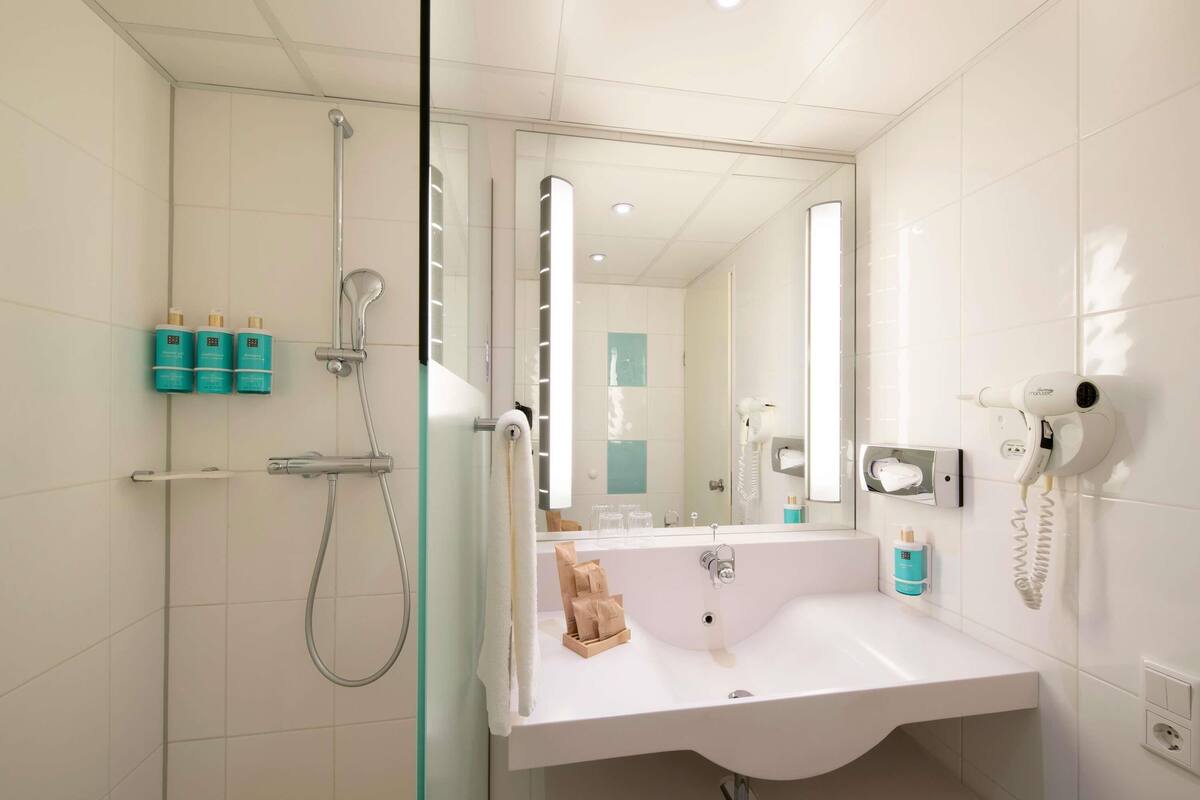 deluxe room, 1 double bed, garden view | minibar, in-room safe, desk, laptop workspace