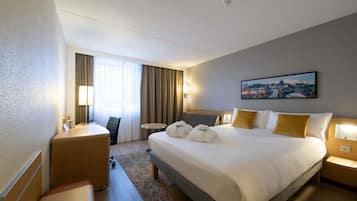 Deluxe kamer, 1 tweepersoonsbed, uitzicht op tuin | Een minibar, een kluis op de kamer, een bureau, een laptopwerkplek