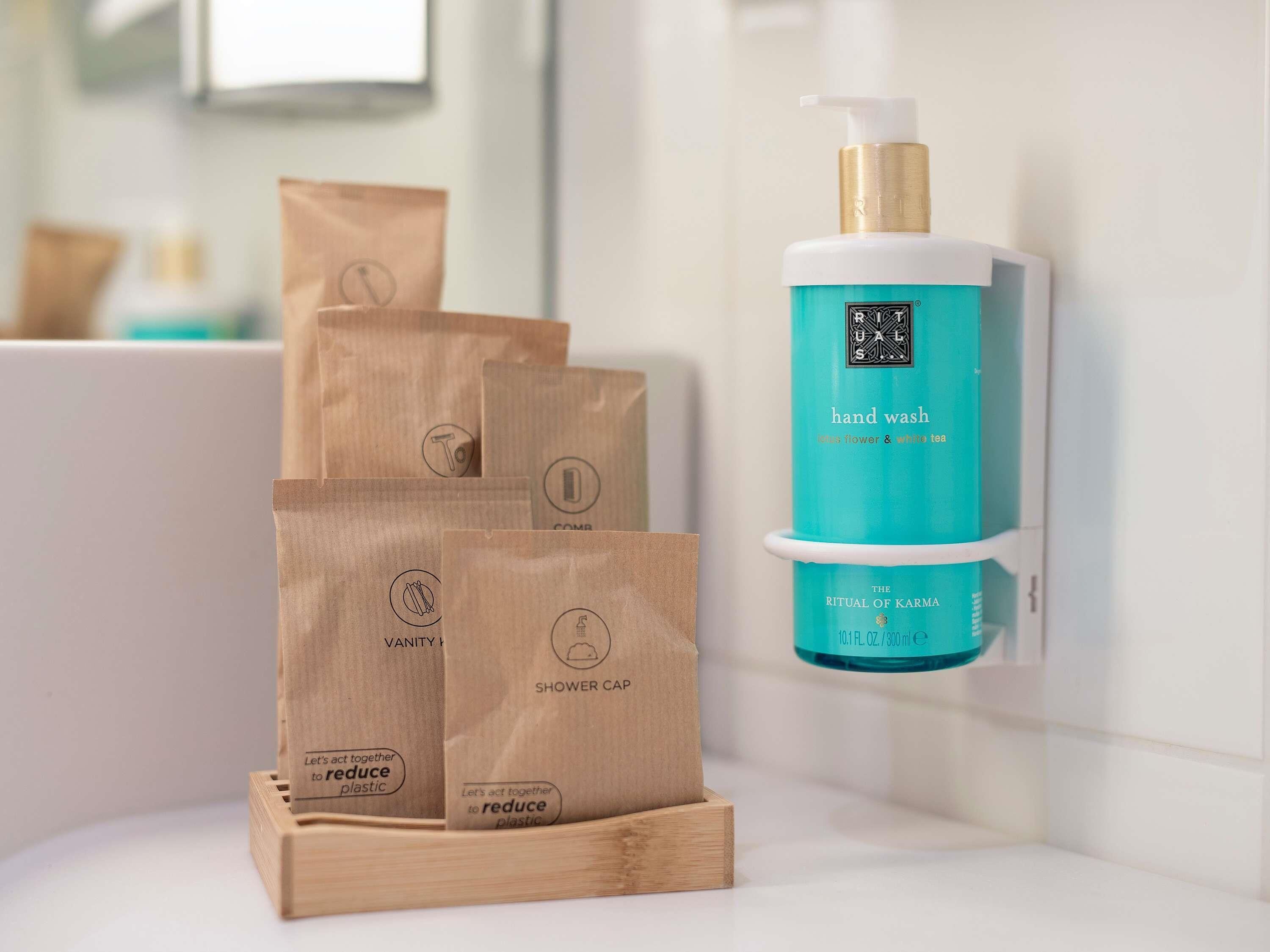 deluxe room, 1 double bed, garden view | minibar, in-room safe, desk, laptop workspace