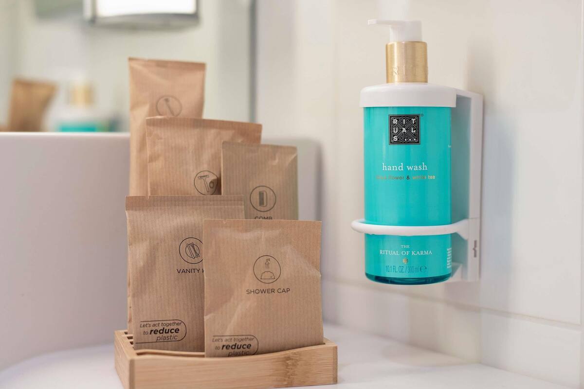 deluxe room, 1 double bed, garden view | minibar, in-room safe, desk, laptop workspace