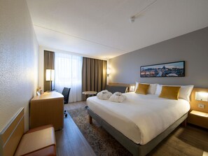Minibar, in-room safe, desk, laptop workspace - Novotel Maastricht (Maastricht)