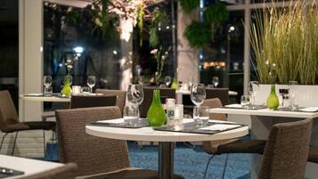 Breakfast, lunch, dinner served; pool views