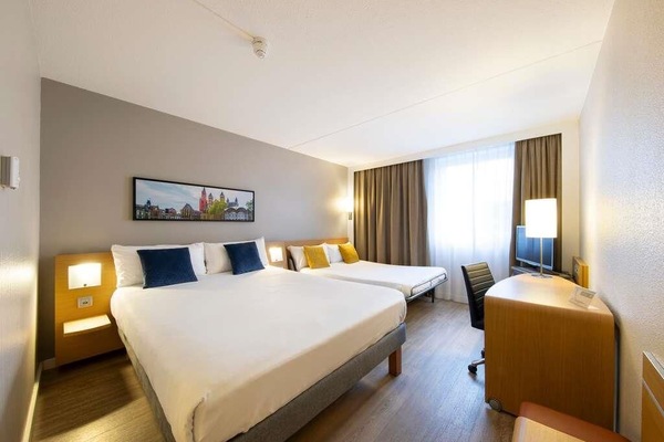 Habitación superior, 1 cama doble | Minibar, caja fuerte, escritorio y espacio para trabajar con un portátil