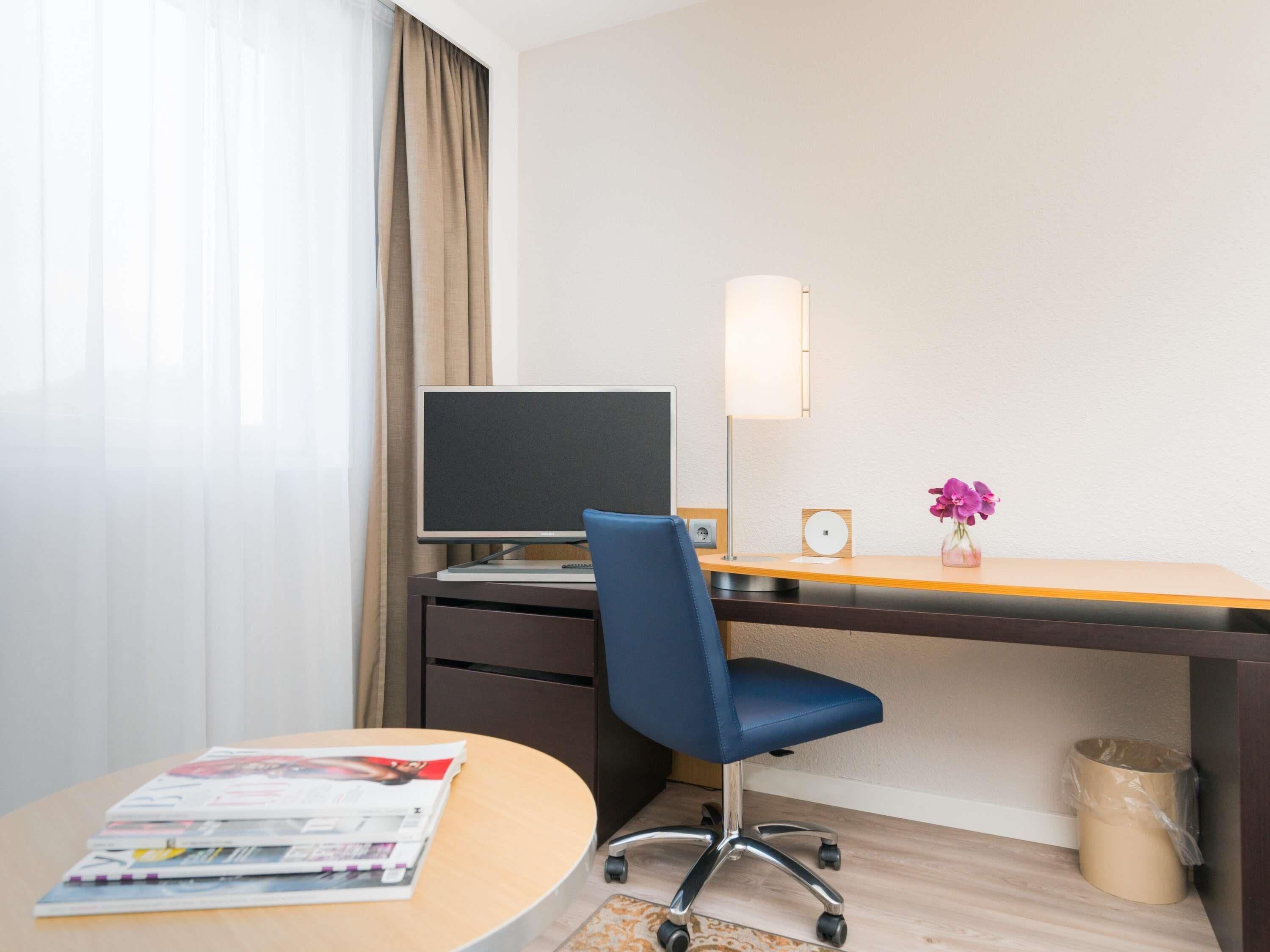 Habitación superior, 1 cama matrimonial | Minibar, caja de seguridad en la habitación y escritorio 