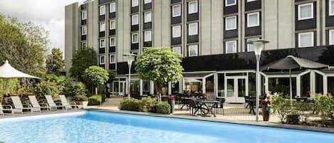 Seasonal outdoor pool, open 9 AM to 9 PM, pool umbrellas, pool loungers