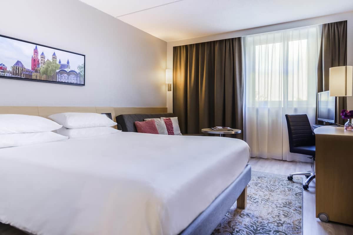 Minibar, in-room safe, desk, laptop workspace