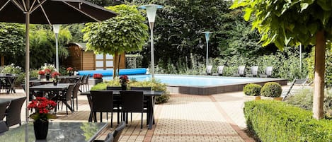Piscina externa sazonal, funciona das 9h às 21h, guarda-sóis