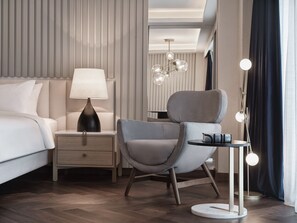 Grand Suite Acropolis with 1 King Bed | Minibar, safe på rommet, skrivebord og lydisolert