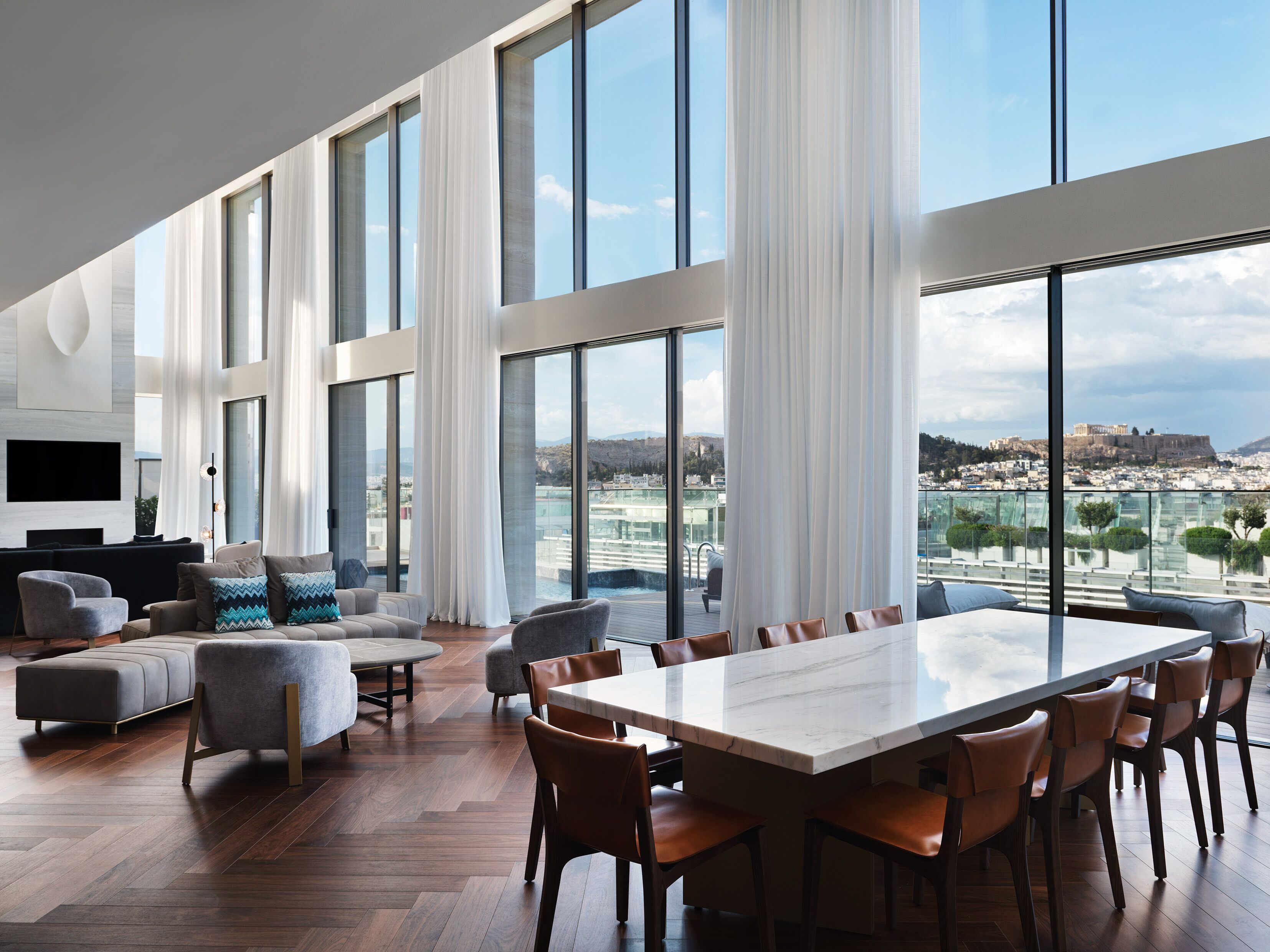 Suite, 1 kingsize bed (Penthouse) | Woonruimte | Een 55-inch lcd-televisie met satellietzenders en betaalfilms