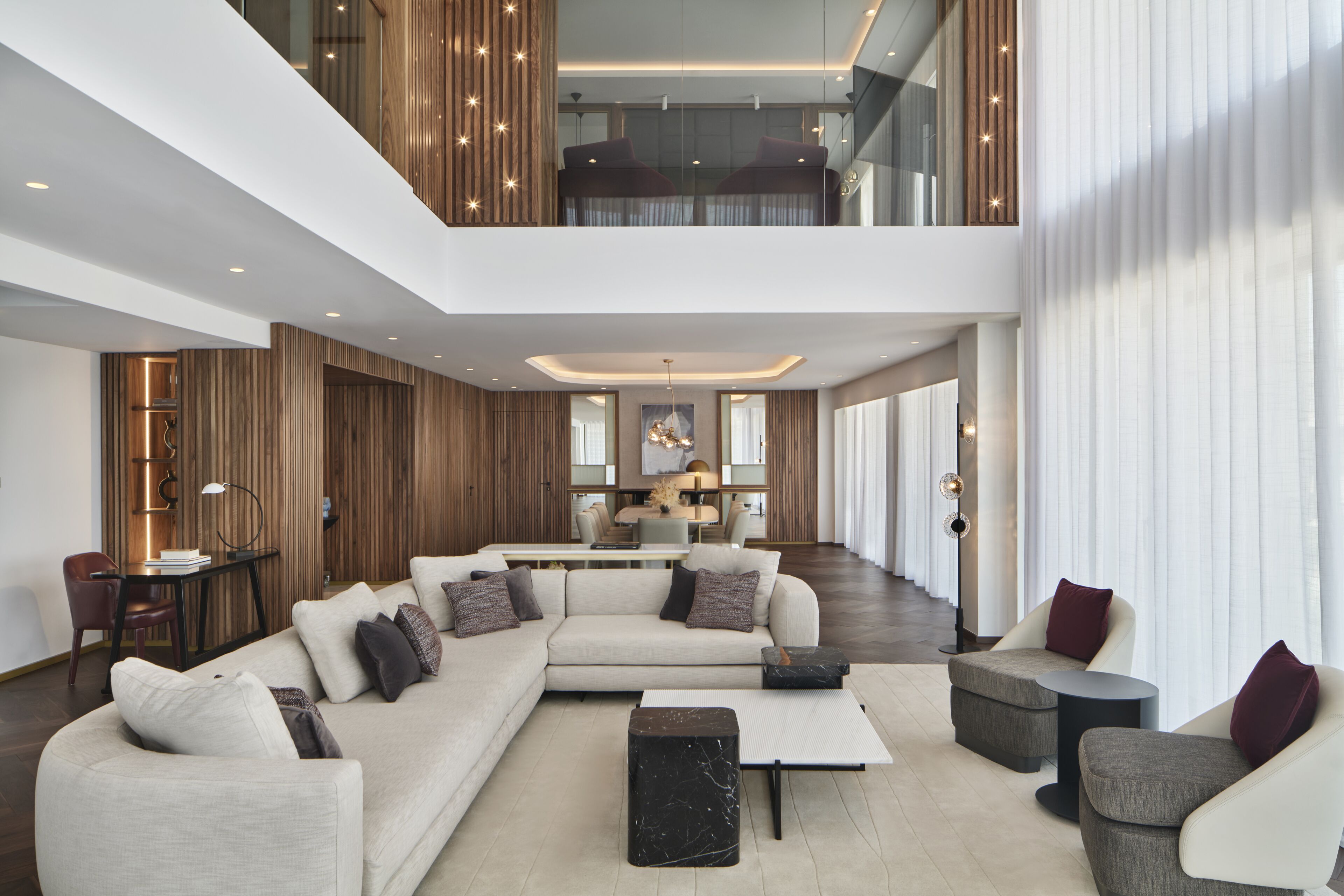 Two Level Suite with 1 King Bed | Opholdsområde | Smart-tv, betalingsfilm