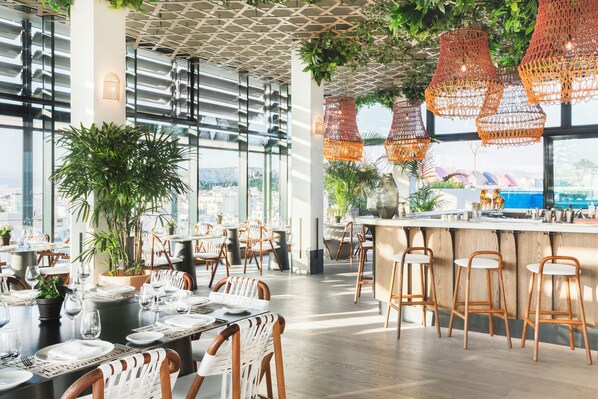 Desayuno buffet diario (EUR 29 por persona)