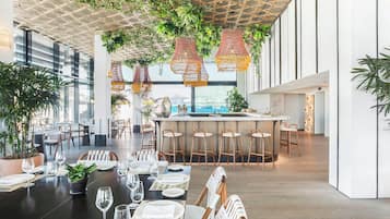 Desayuno buffet diario (EUR 29 por persona)