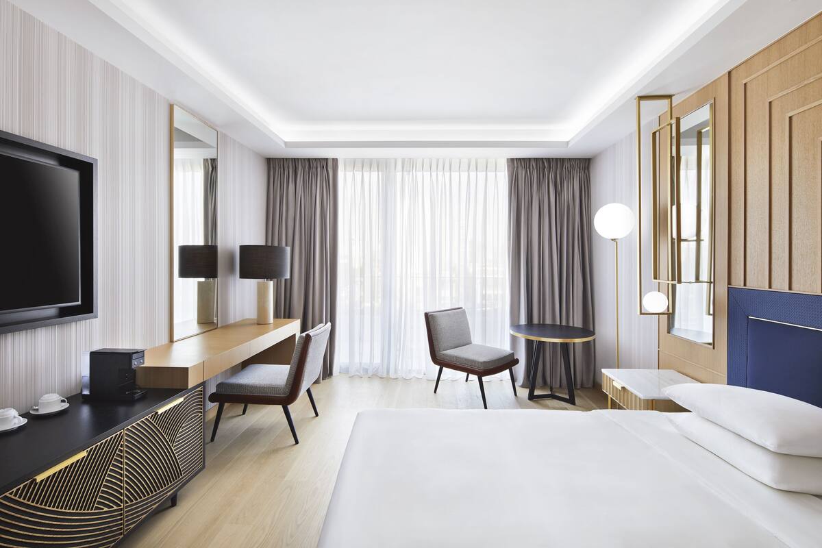 1 King Bed Acropolis View with Grand Club Deluxe | Minibar, coffres-forts dans les chambres, bureau, chambres insonorisées