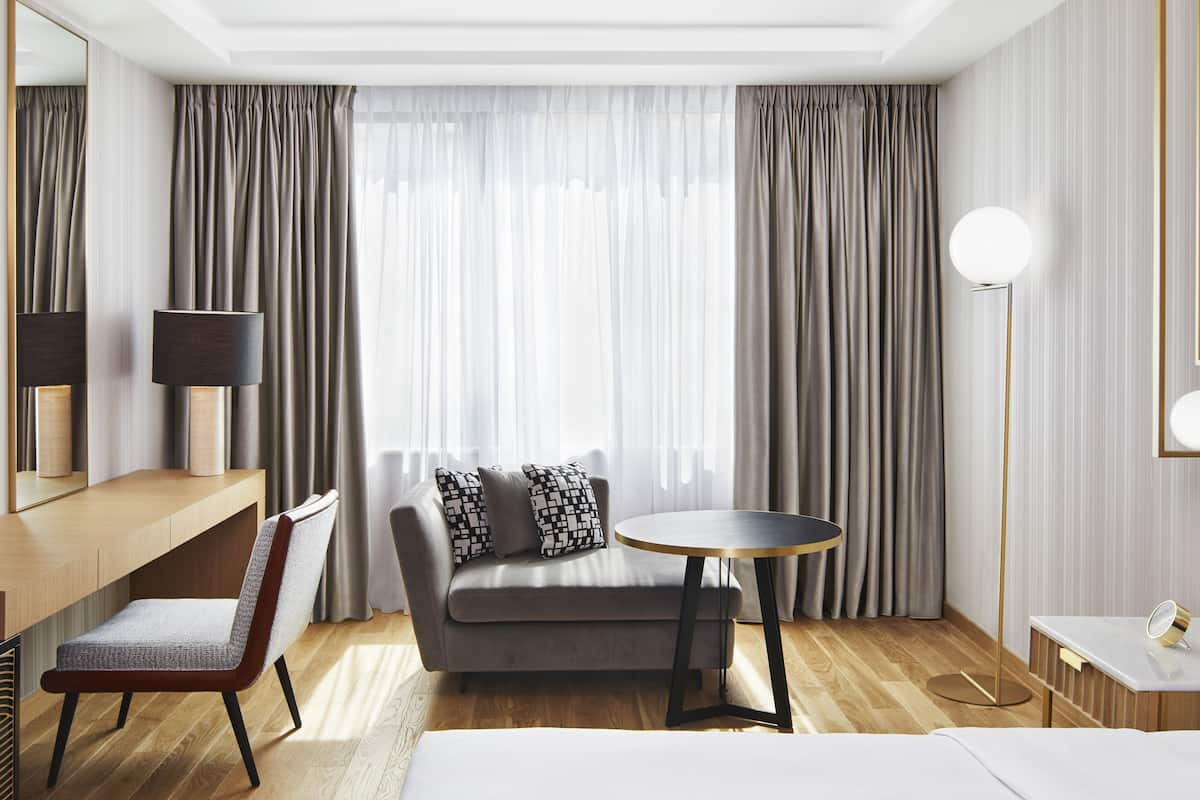 1 King Bed | Minibar, in-room safe, desk, soundproofing