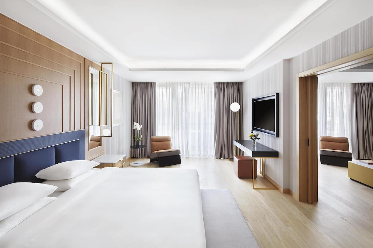 Two Level Suite with 1 King Bed | Minibar, coffres-forts dans les chambres, bureau, chambres insonorisées
