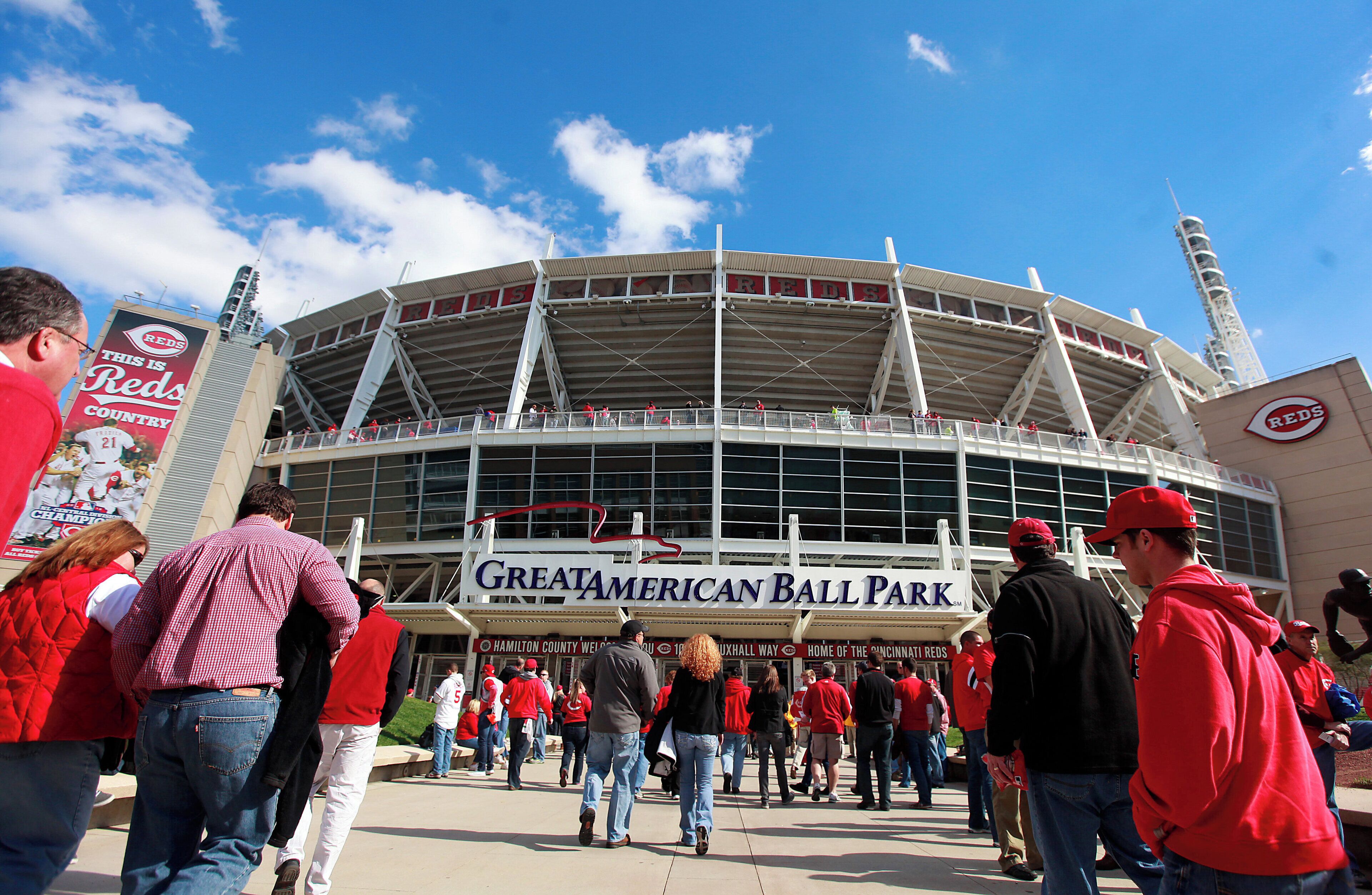 Un estadio con un cartel grande que dice 'Great American Ball Park' y un cartel más pequeño para los Cincinnati Reds.