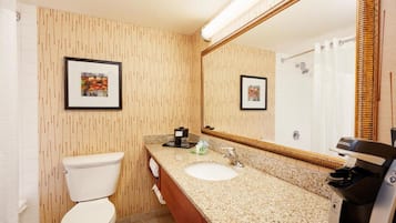 Combined shower/tub, free toiletries, hair dryer
