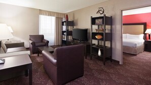 Premium bedding, desk, blackout drapes, iron/ironing board - Holiday Inn Cincinnati Airport by IHG (Hebron)