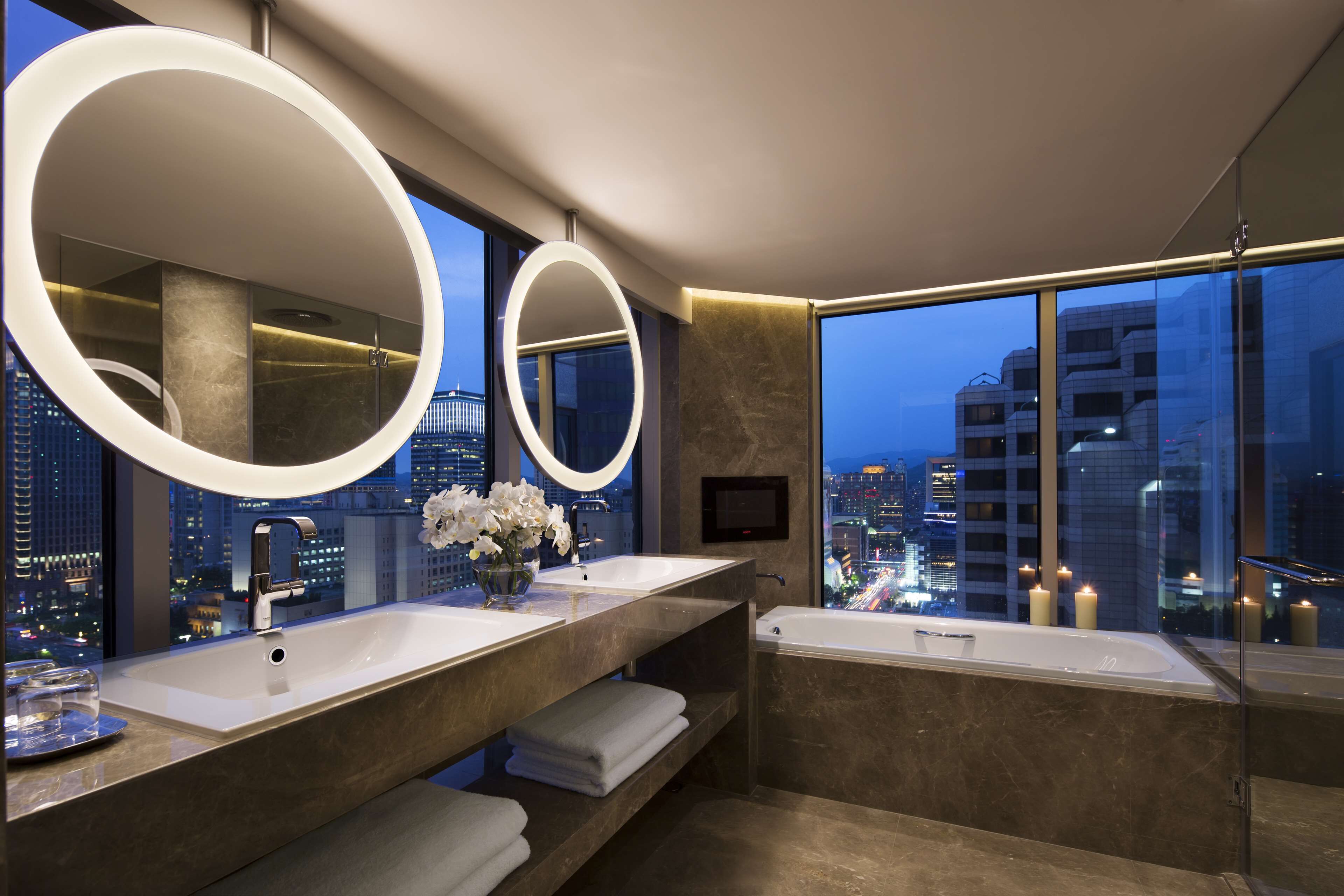 grand executive suite | bathroom | free toiletries, hair dryer, bathrobes, slippers