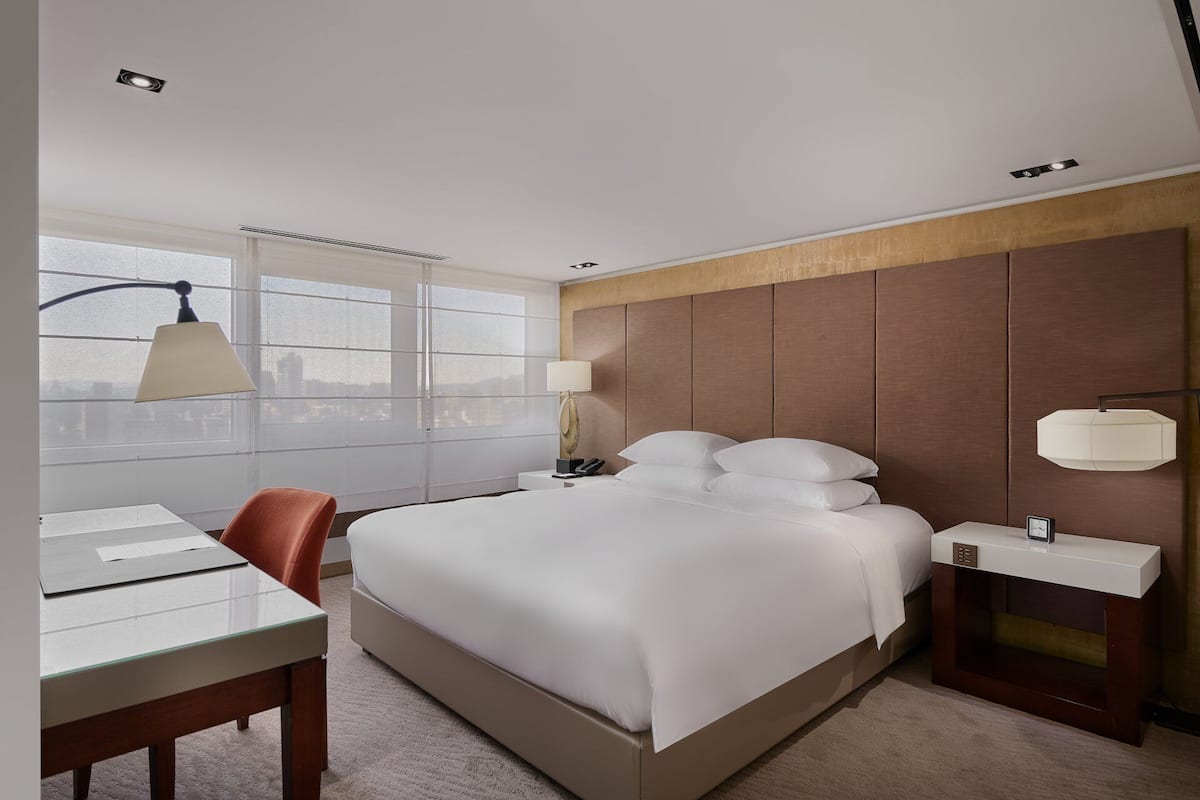 君悦尊尚客房(特大床) | 房內夾萬、書桌、手提電腦工作空間、遮光窗簾/窗簾