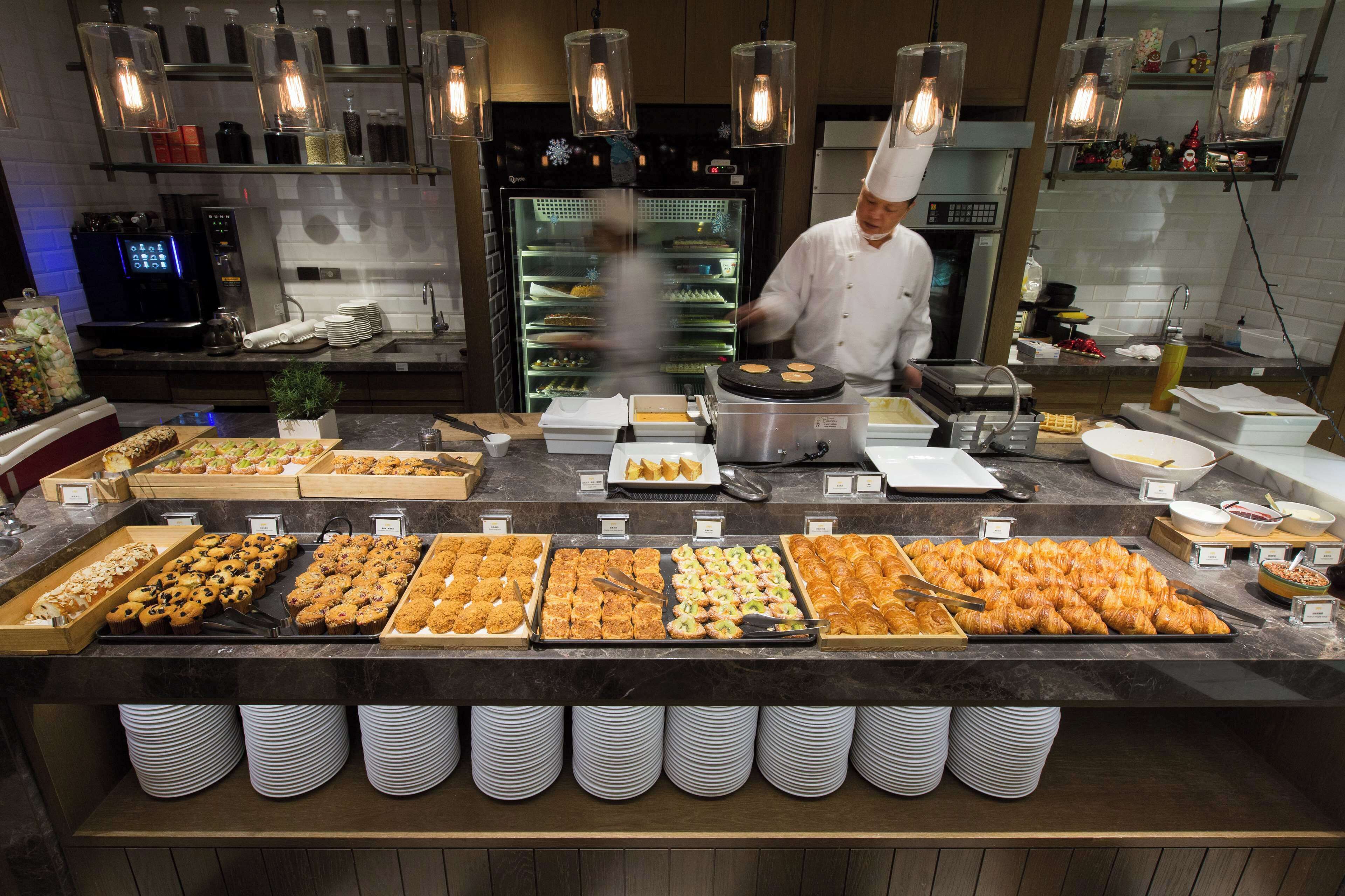 daily buffet breakfast (twd 990 per person)