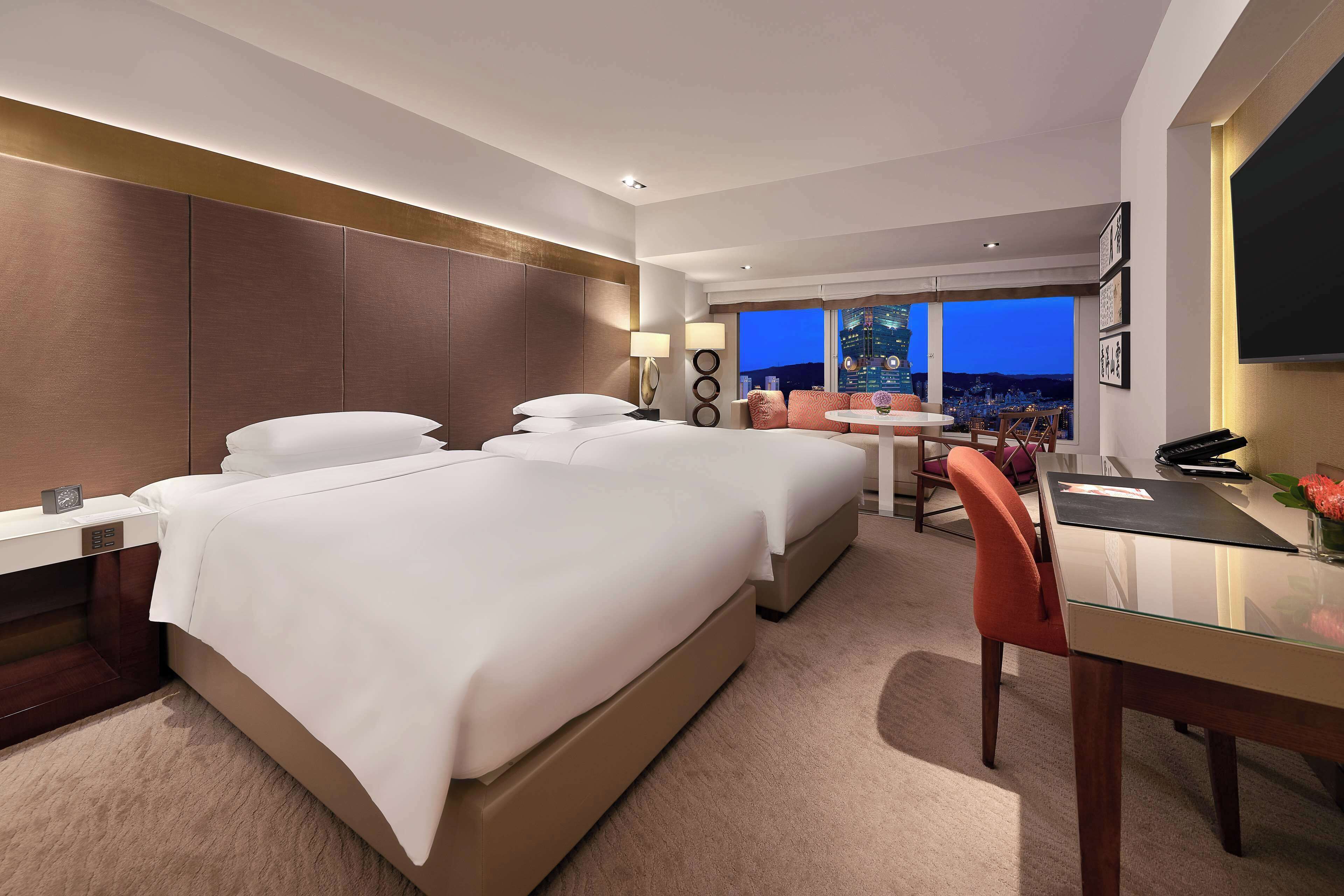 客房內保險箱、書桌、筆電工作空間、遮光布/窗簾