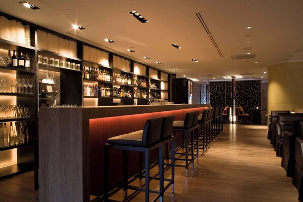 2 bars/lounges, poolside bar