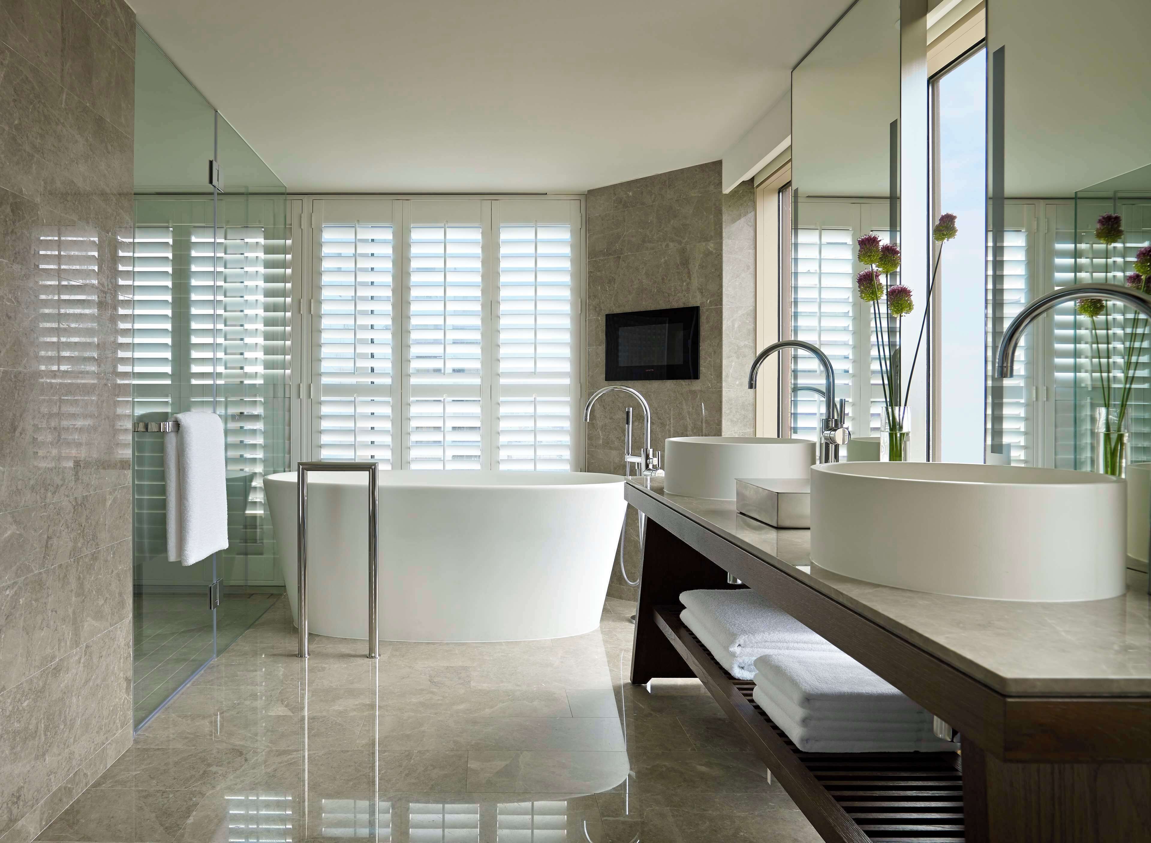 grand executive view suite | bathroom | free toiletries, hair dryer, bathrobes, slippers