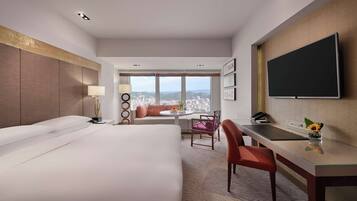 Club Room, 1 King Bed | In-room safe, desk, laptop workspace, blackout drapes