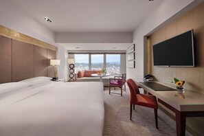 Club Room, 1 King Bed | In-room safe, desk, laptop workspace, blackout drapes - Grand Hyatt Taipei (Taipei)