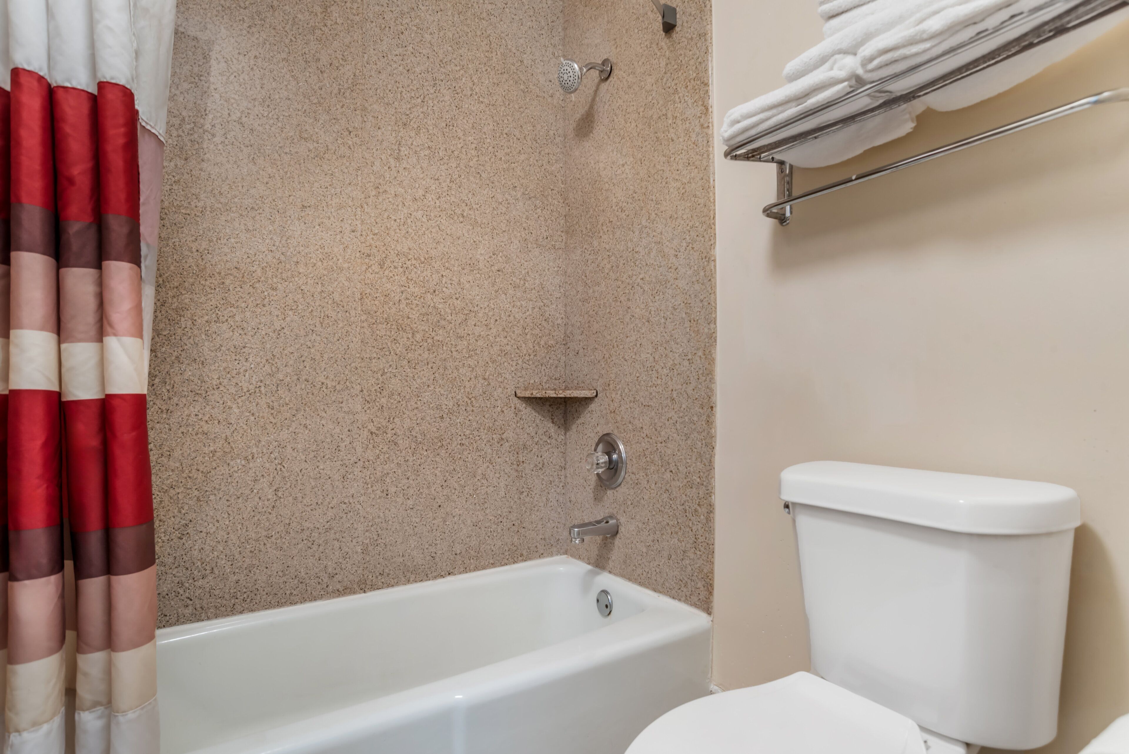 Une salle de bain avec une baignoire, des toilettes et une douche.