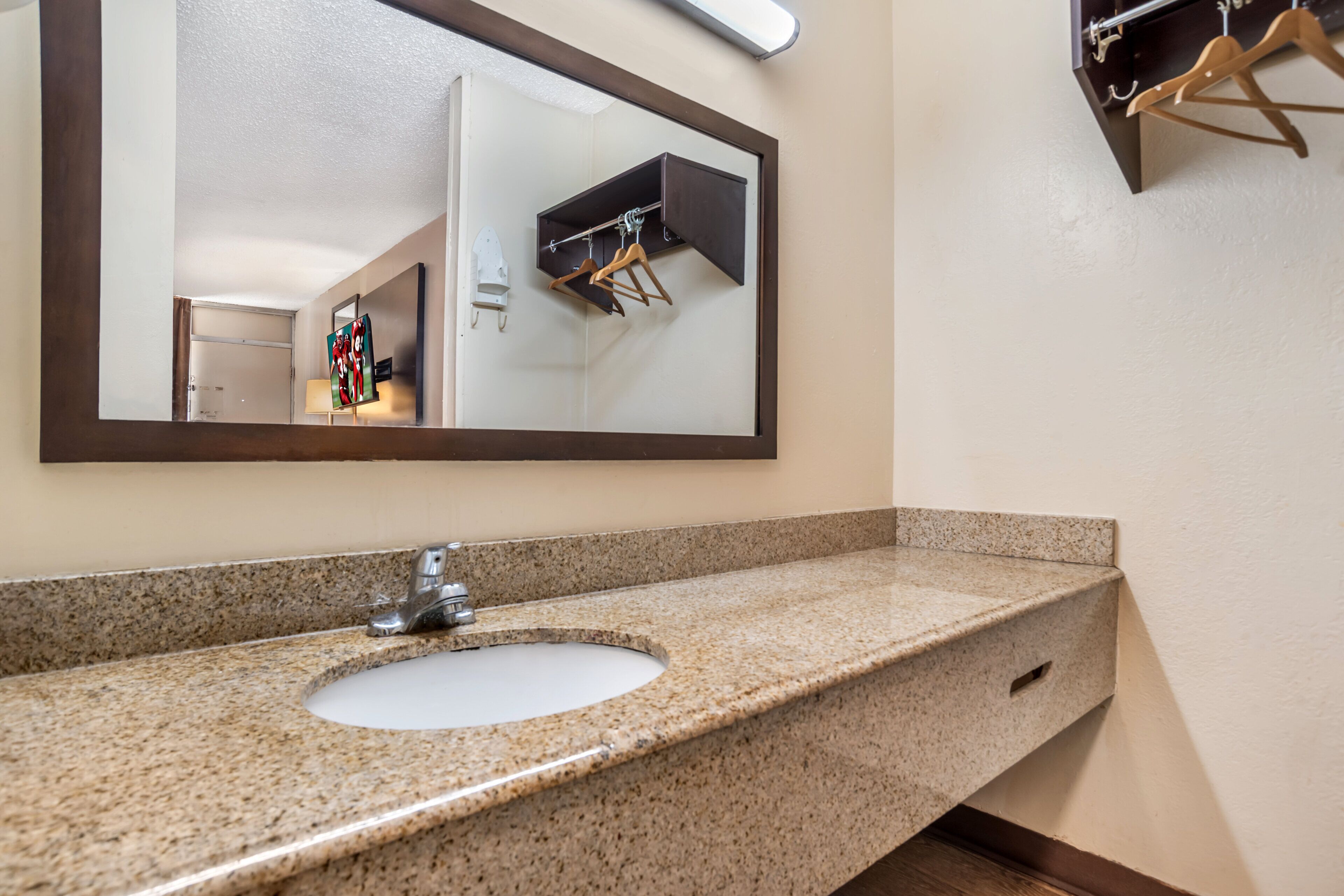 Une salle de bain avec un lavabo en granit, un miroir et un porte-serviettes.