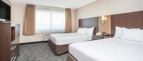 Rom, 2 queensize-senger, ikke-røyk | Safe på rommet, skrivebord, blendingsgardiner og strykejern/-brett