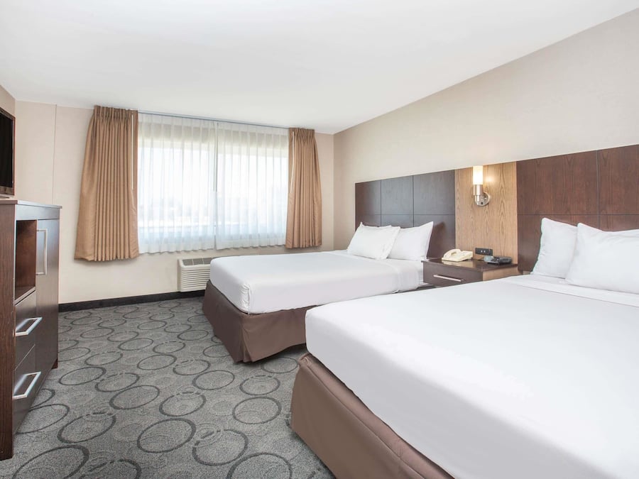 Habitació, 2 llits de matrimoni, no fumadors | Caixa forta a l'habitació, escriptori i cortines opaques