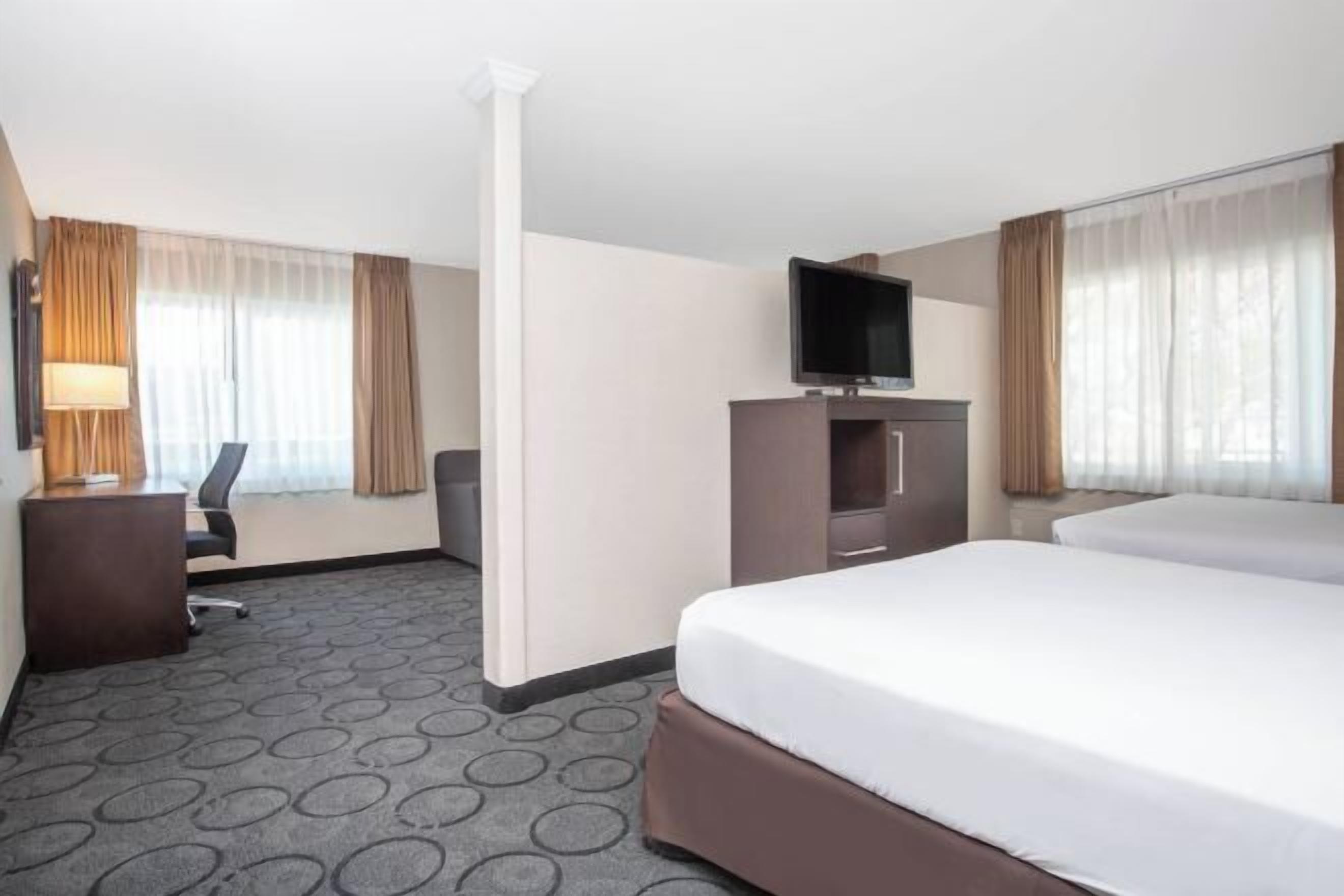 객실 내 금고, 책상, 암막 커튼, 다리미/다리미판