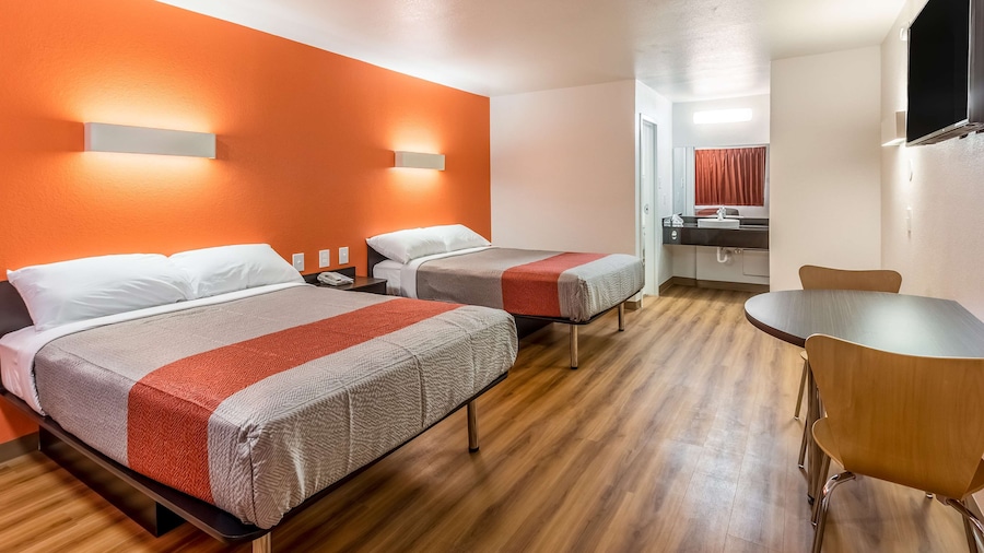 Motel 6 Arlington, TX - UTA