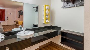 Combined shower/tub, towels