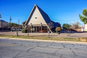 Front of property - Motel 6 Arlington, TX - UTA (Arlington)