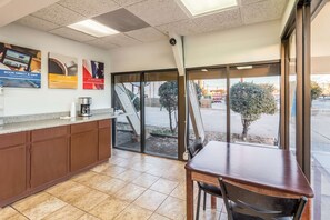 Restaurant - Motel 6 Arlington, TX - UTA (Arlington)