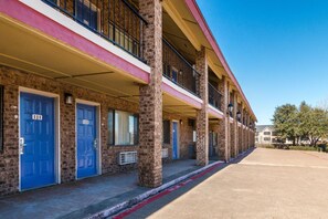 Exterior - Motel 6 Arlington, TX - UTA (Arlington)