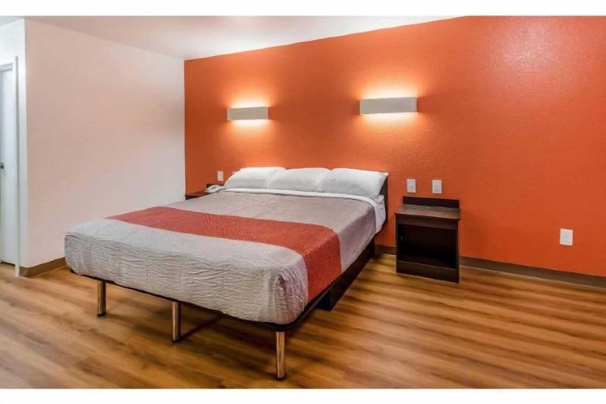 WiFi (free), bed sheets