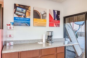 Coffee service - Motel 6 Arlington, TX - UTA (Arlington)
