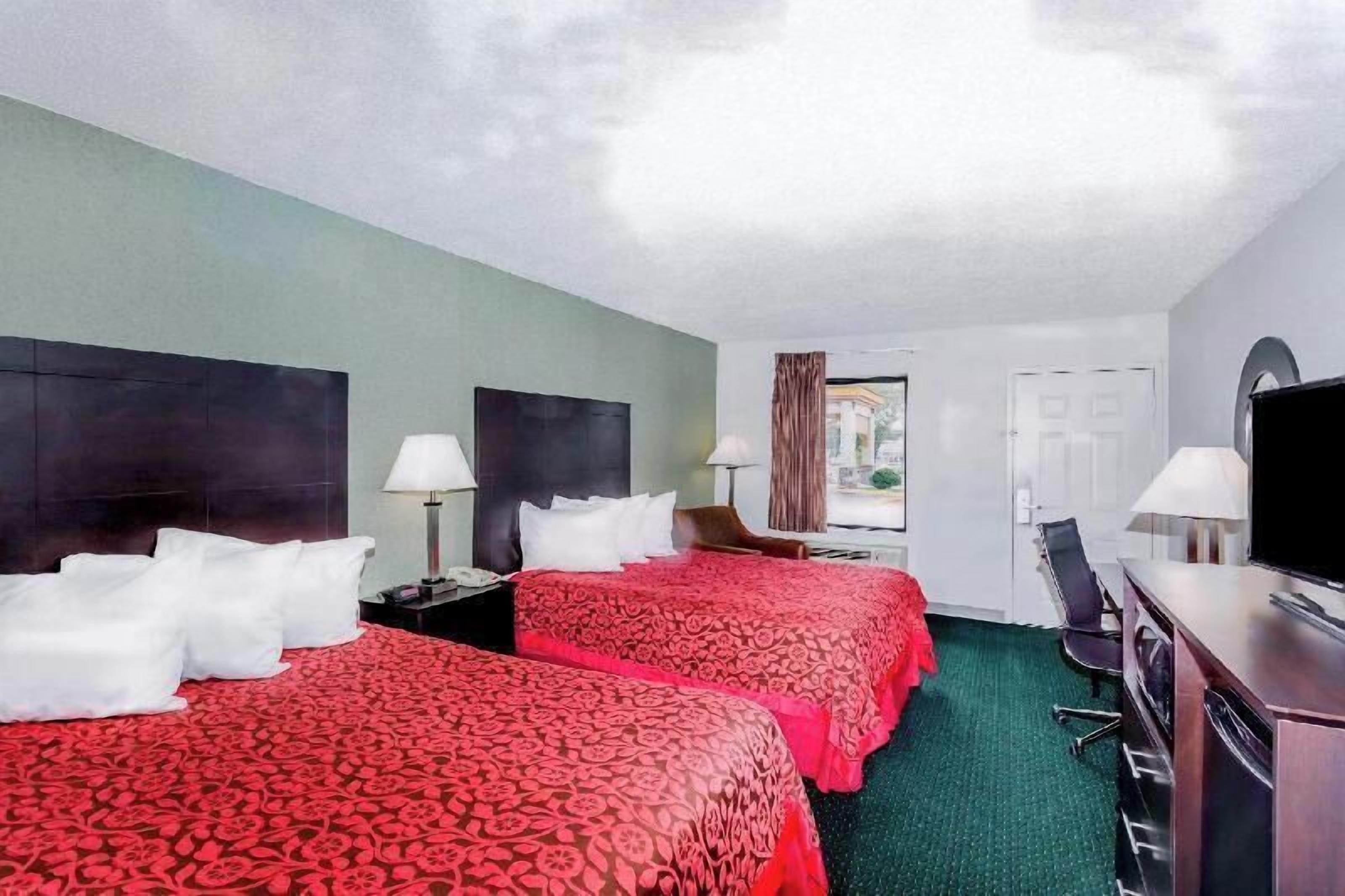 Bureau, fer et planche à repasser, lits bébé (gratuits)