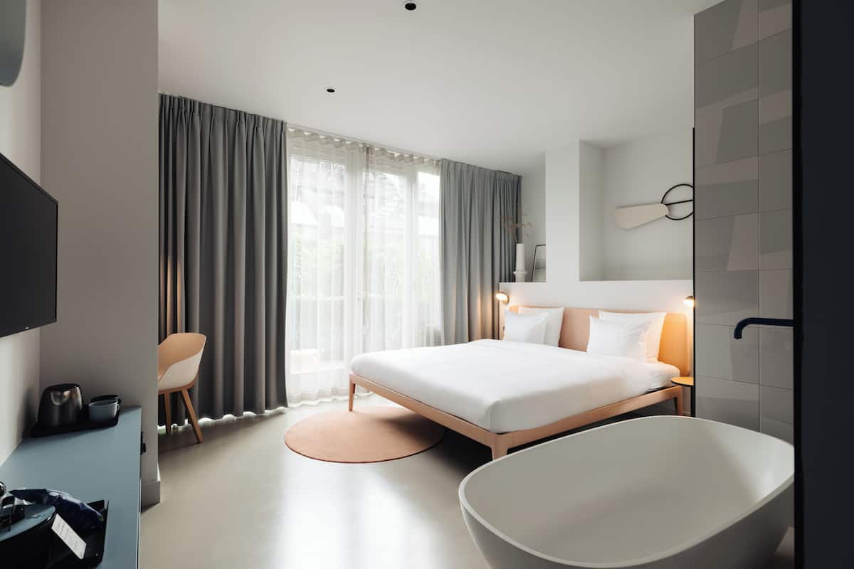 WOW Room | Sängtillbehör av högsta kvalitet och värdeförvaringsskåp på rummet