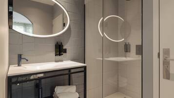Big Double Room | Badkamer | Milieuvriendelijke toiletartikelen, een haardroger, handdoeken, zeep